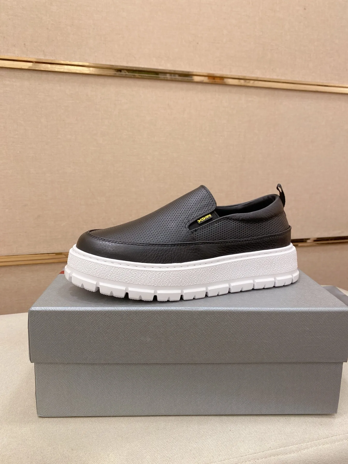 Men's shoes 💰 580💰 ✔️✔️✔️High version High-quality new PRADA (Prada) counters are launched simultaneously, new men's shoes, 😘fabrics are selected from first-layer cowhide fabrics. Lining: Imported cowhide leather lining. 👍🏿High-end☄️Open-molded non-slip rubber outsole, exquisite lines, simple and elegant, comfortable and high-end for leisure travel. Code number: 38 to 45